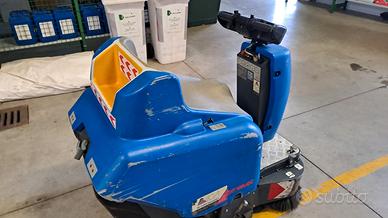 spazzatrice uomo a bordo 