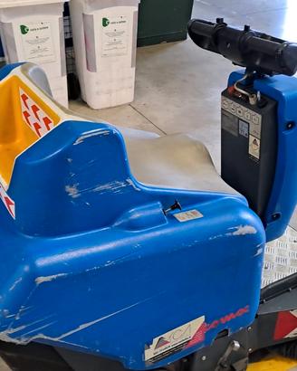 spazzatrice uomo a bordo 