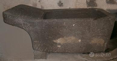 Vasca costruita su una unica pietra di 70 anni