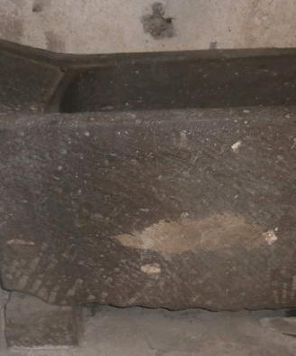 Vasca costruita su una unica pietra di 70 anni