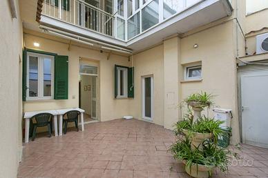 Palazzo / Stabile di 216 m² con più di 5 locali a 