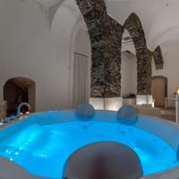 Sauna e grande vasca idromassaggio in blocco