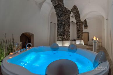 Sauna e grande vasca idromassaggio in blocco