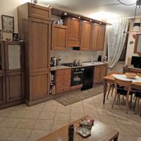 Cucina con elettrodomestici + tavolo sedie