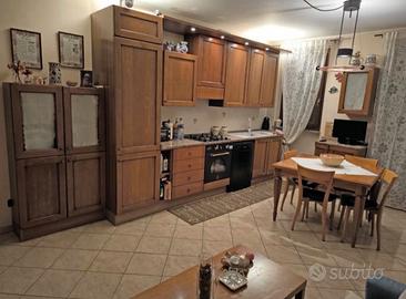 Cucina con elettrodomestici + tavolo sedie