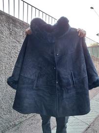 Pregiato capospalla mantella in vero shearling. 