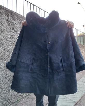 Pregiato capospalla mantella in vero shearling. 