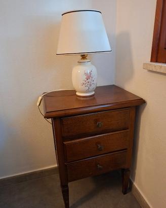 Comodino con cassetti e lampada abatjour