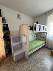 Letto a castello con contenitori e armadio a tre a