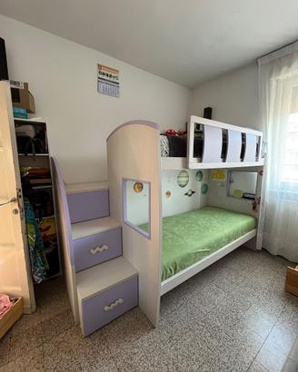 Letto a castello con contenitori e armadio a tre a