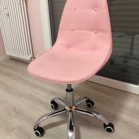 Sedia rosa da scrivania con rotelle