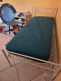 letto singolo in ferro bianco con materasso