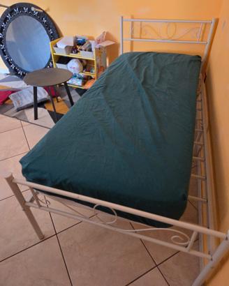letto singolo in ferro bianco con materasso