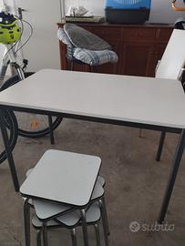 tavolo di cucina con set di 4 sgabelli impilabili 