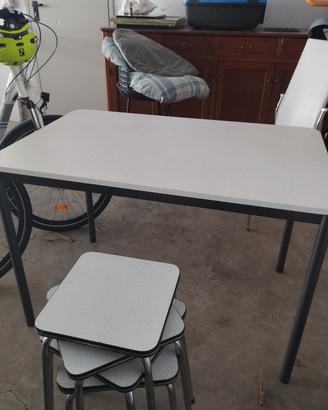 tavolo di cucina con set di 4 sgabelli impilabili 