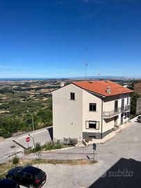 Casetta indipendente in paese di collina
