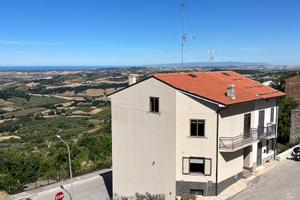 Casetta indipendente in paese di collina