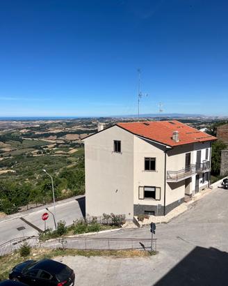 Casetta indipendente in paese di collina
