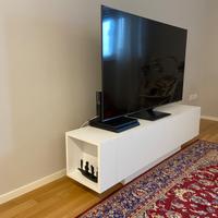 Mobile porta tv bianco in legno con basamento