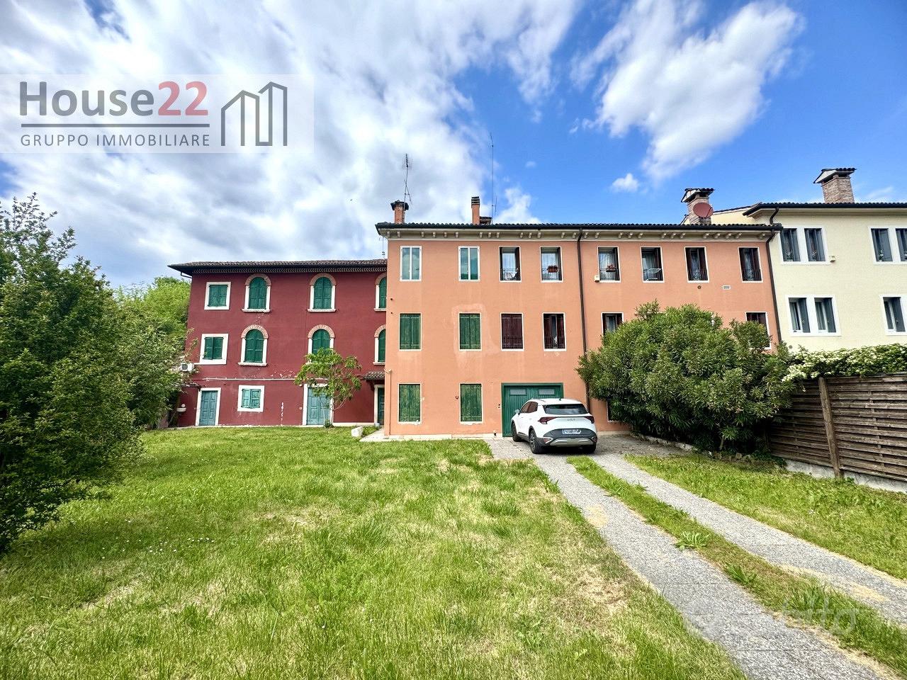 CASA INDIPENDENTE CON AMPIO GIARDINO COMODA AL CEN