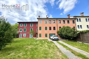 CASA INDIPENDENTE CON AMPIO GIARDINO COMODA AL CEN