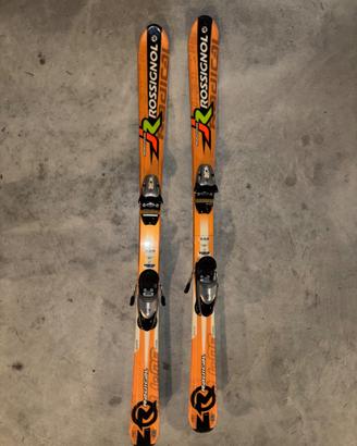 Scii Rossignol con racchette e attacchi