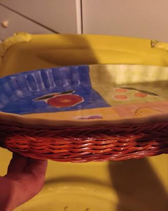 piatto in ceramica con base in vimini