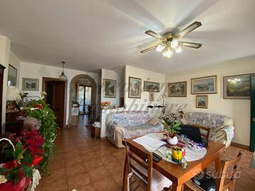 Villa di 160 m² con più di 5 locali e posto auto a