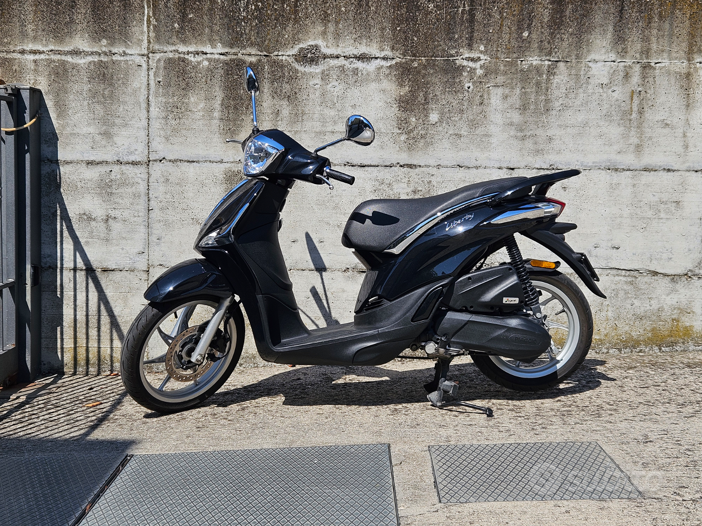 Liberty Promozioni Vespa Aprile 2021 Grigio Materia Vespa Moto