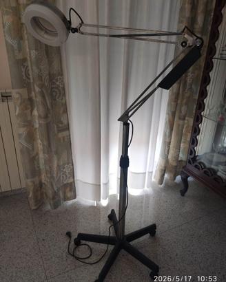 Lampada con lente ingrandimento