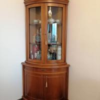 Angoliera con vetrina