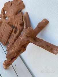 Crocifisso leoni e stemma terracotta