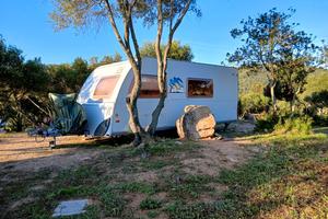 Roulotte KNAUS SUDWIND 550 custodita in Sardegna