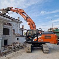 Demolizione escavatore zona industriale cesoia