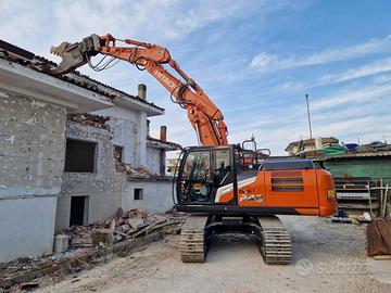 Demolizione escavatore zona industriale cesoia