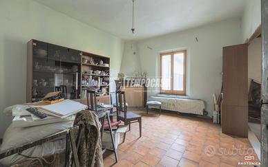 CASA STORICA IN CENTRO, AMPI SPAZI E TRAVI A VISTA