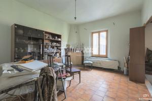 CASA STORICA IN CENTRO, AMPI SPAZI E TRAVI A VISTA
