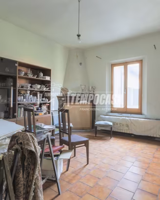 CASA STORICA IN CENTRO, AMPI SPAZI E TRAVI A VISTA