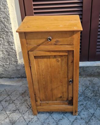 comodino in legno
