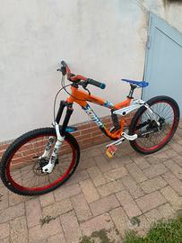 Kona stinky mtb discesa