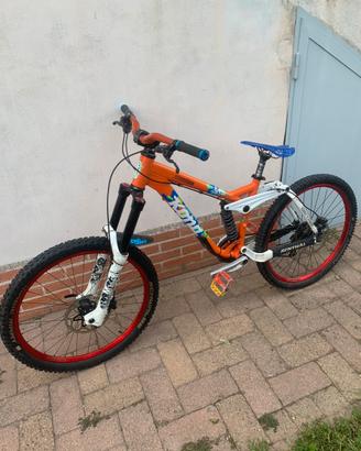 Kona stinky mtb discesa
