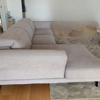 Divano grande e moderno