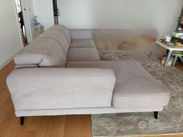 Divano grande e moderno