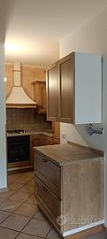 Cucina angolare Scavolini in legno con frigorifero