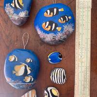 Sassi dipinti a mano: pesci e mare