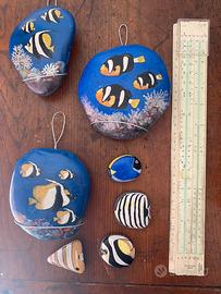 Sassi dipinti a mano: pesci e mare