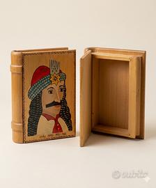 Scatola Segreta in Legno a Forma di Libro Dracula