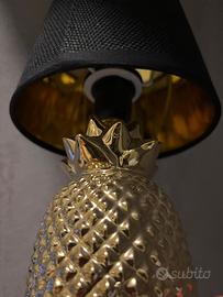 Lampada da scrivania con dettagli dorati