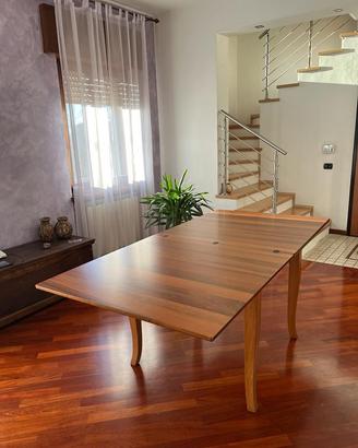 Tavolo in legno massiccio noce