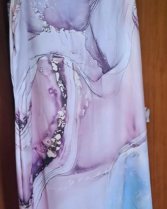 Un top alla moda abbinato a un body aderente. 